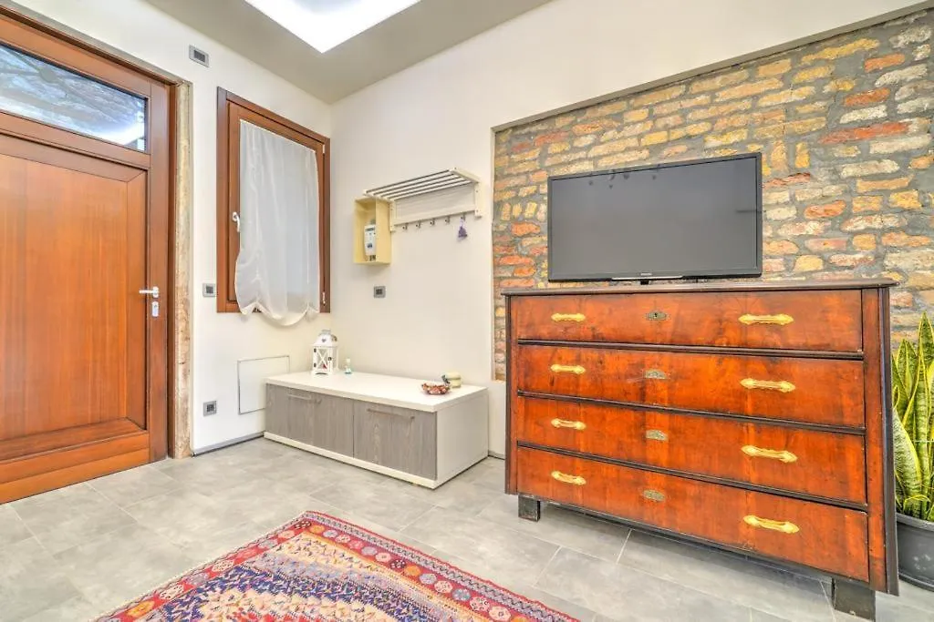 Al Pontile Venezia Apartment 0*, Venice Italy